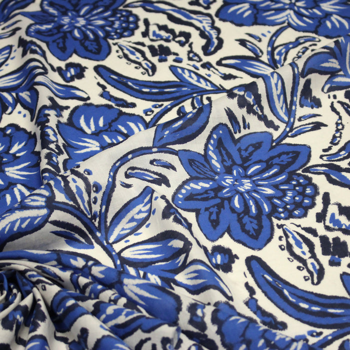 Tissu voile de coton imprimé INDIENNES écru aux fleurs bleues et marine - TissusPapi.com