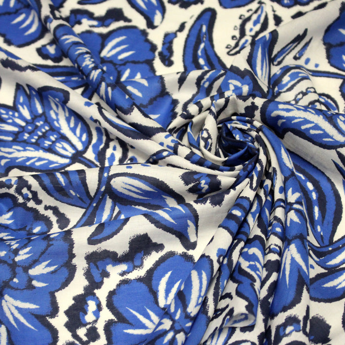 Tissu voile de coton imprimé INDIENNES écru aux fleurs bleues et marine - TissusPapi.com