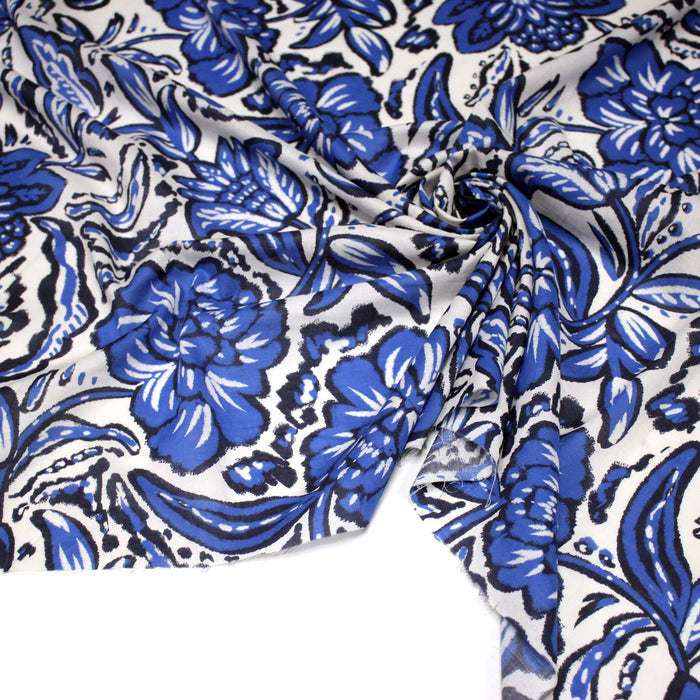 Tissu voile de coton imprimé INDIENNES écru aux fleurs bleues et marine - TissusPapi.com