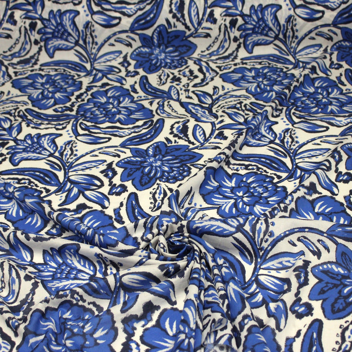 Tissu voile de coton imprimé INDIENNES écru aux fleurs bleues et marine - TissusPapi.com