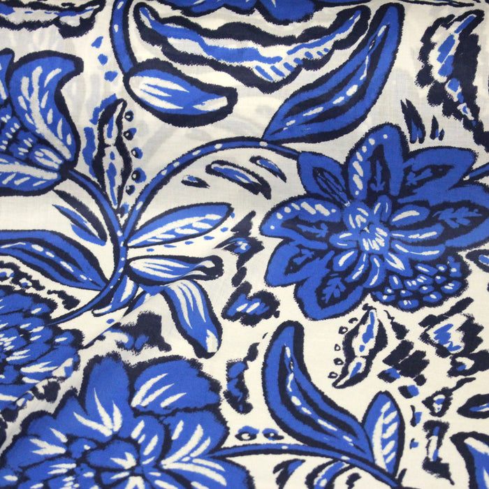 Tissu voile de coton imprimé INDIENNES écru aux fleurs bleues et marine - TissusPapi.com