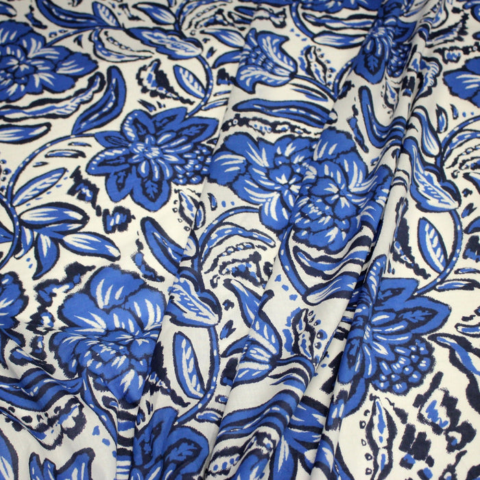 Tissu voile de coton imprimé INDIENNES écru aux fleurs bleues et marine - TissusPapi.com