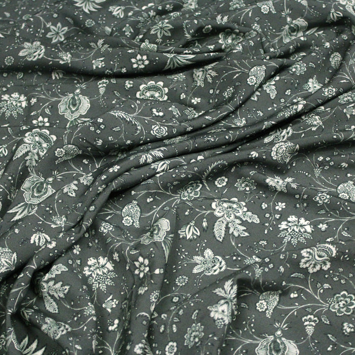 Tissu viscose fluide vert de gris aux fleurs noires et blanches - COLLECTION KALAMKARI - OEKO-TEX