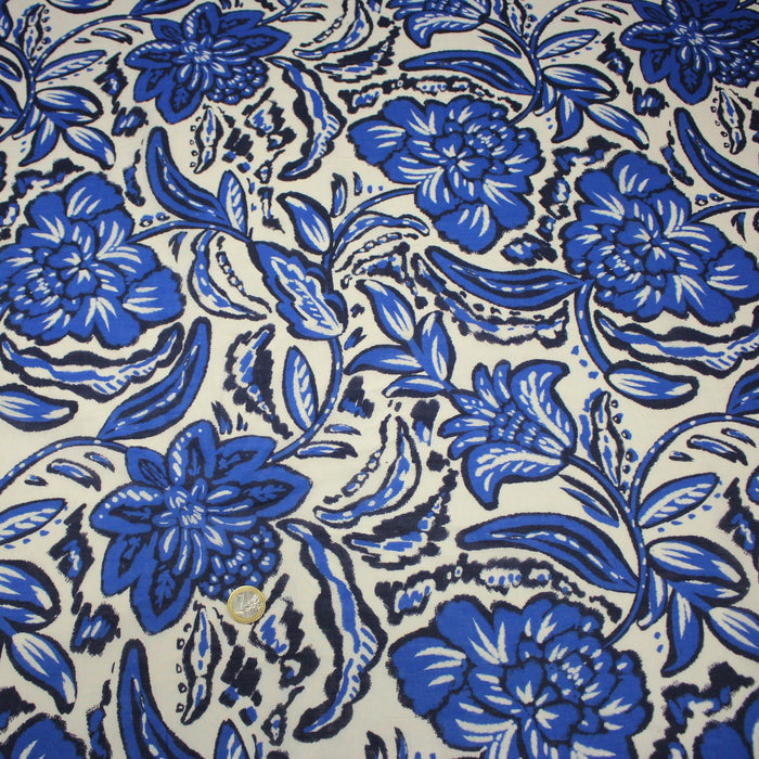 Tissu voile de coton imprimé INDIENNES écru aux fleurs bleues et marine - TissusPapi.com