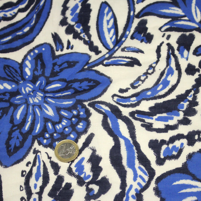 Tissu voile de coton imprimé INDIENNES écru aux fleurs bleues et marine - TissusPapi.com