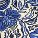Tissu voile de coton imprimé INDIENNES écru aux fleurs bleues et marine - TissusPapi.com