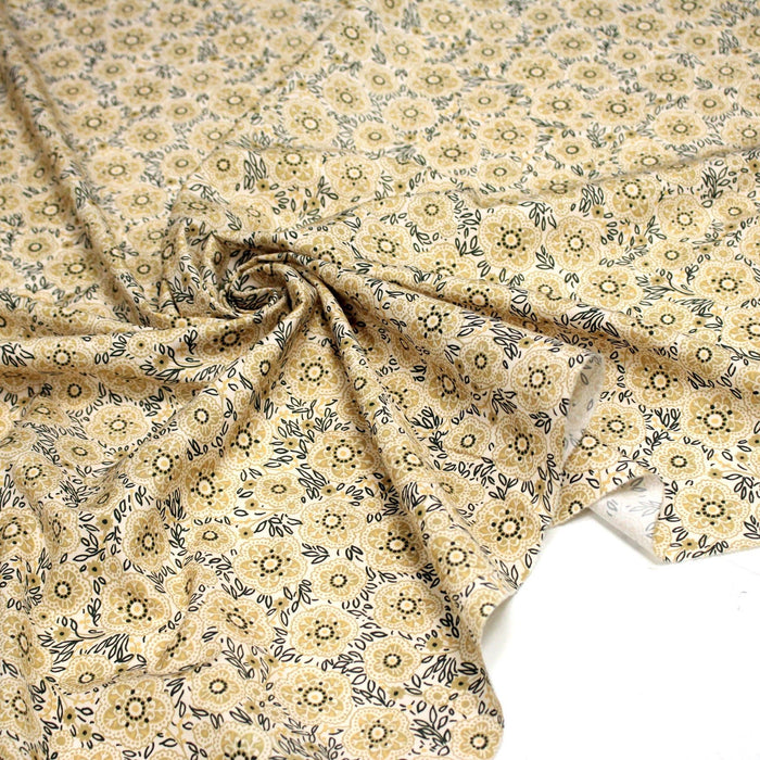 Tissu popeline coton ocre clair aux fleurs & fines arabesques noirs et jaunes - TissusPapi.com