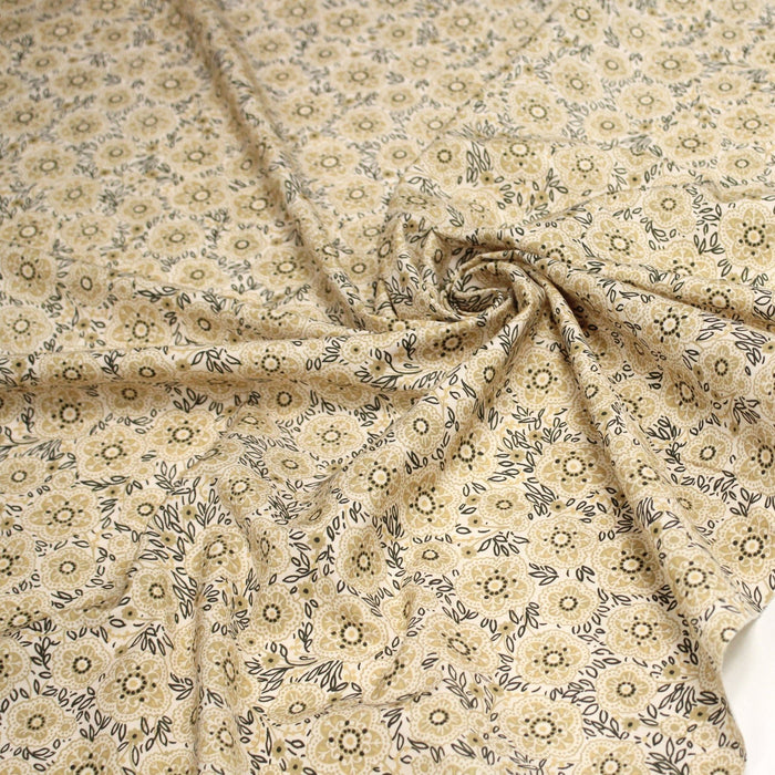 Tissu popeline coton ocre clair aux fleurs & fines arabesques noirs et jaunes - TissusPapi.com