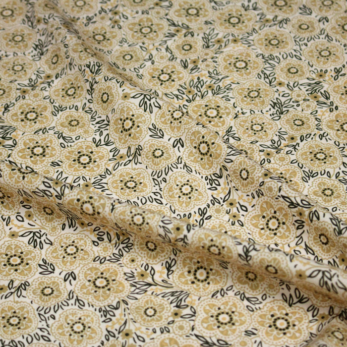 Tissu popeline coton ocre clair aux fleurs & fines arabesques noirs et jaunes - TissusPapi.com