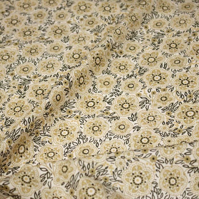 Tissu popeline coton ocre clair aux fleurs & fines arabesques noirs et jaunes - TissusPapi.com