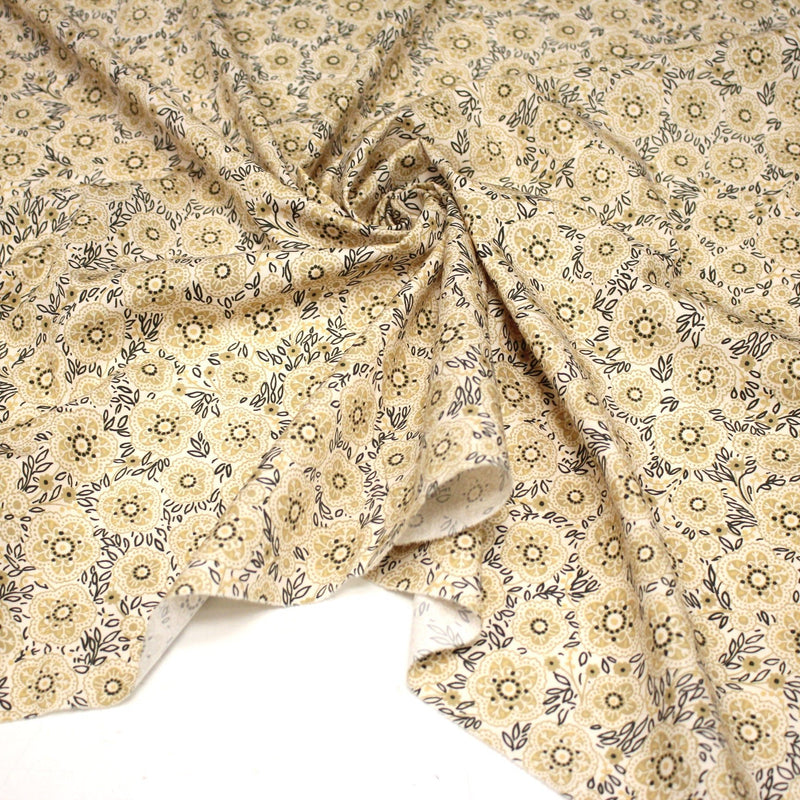 Tissu popeline coton ocre clair aux fleurs & fines arabesques noirs et jaunes - TissusPapi.com
