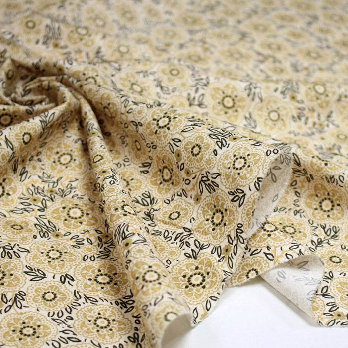 Tissu popeline coton ocre clair aux fleurs & fines arabesques noirs et jaunes - TissusPapi.com