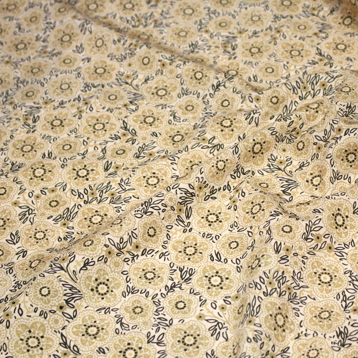 Tissu popeline coton ocre clair aux fleurs & fines arabesques noirs et jaunes - TissusPapi.com
