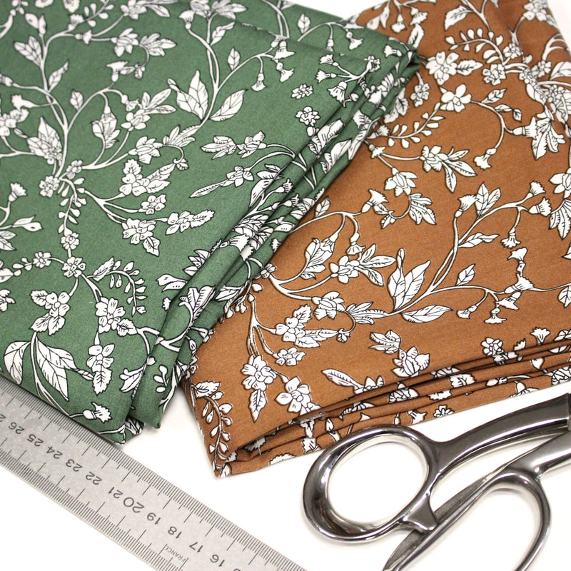 Tissu viscose fluide, fines fleurs blanches et noirs, fond ocre ou fond vert - TissusPapi.com