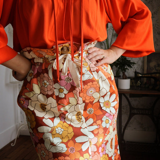 Tissu gabardine de coton SUZANNE imprimé fleurs rétro : bleu, rouille, olive - OEKO - TEX STANDARD 100 - TissusPapi.com