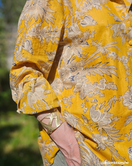 Tissu coton fin imprimé INDIENNES, jaune safran aux fleurs bleues et écrues, esprit Toile de Jouy - TissusPapi.com