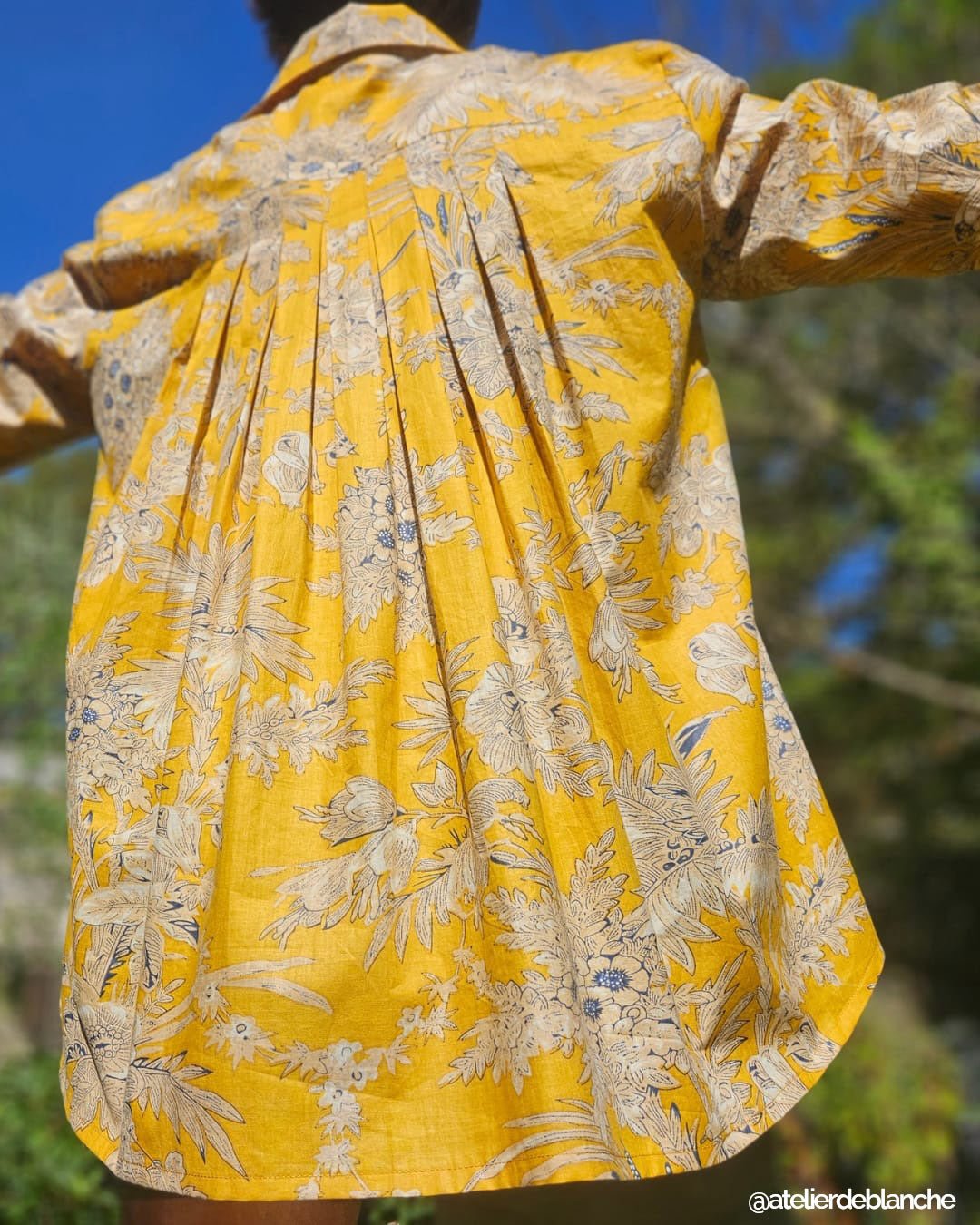 Tissu coton fin imprimé INDIENNES, jaune safran aux fleurs bleues et écrues, esprit Toile de Jouy - TissusPapi.com