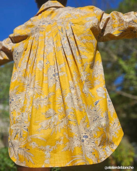 Tissu coton fin imprimé INDIENNES, jaune safran aux fleurs bleues et écrues, esprit Toile de Jouy - TissusPapi.com