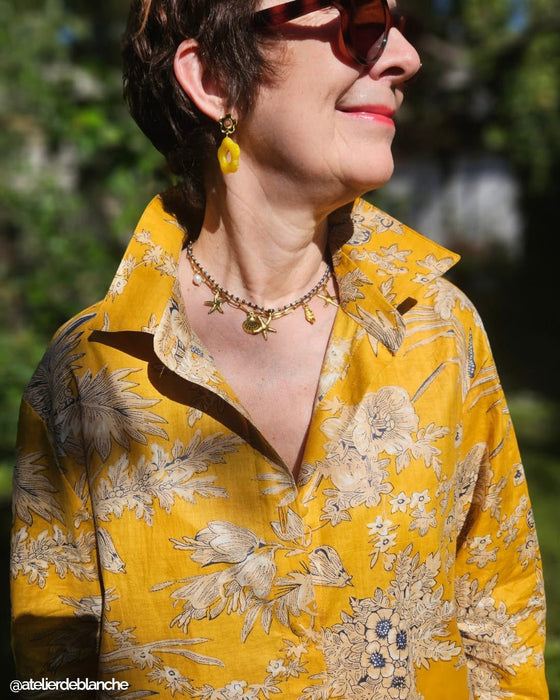 Tissu coton fin imprimé INDIENNES, jaune safran aux fleurs bleues et écrues, esprit Toile de Jouy - TissusPapi.com