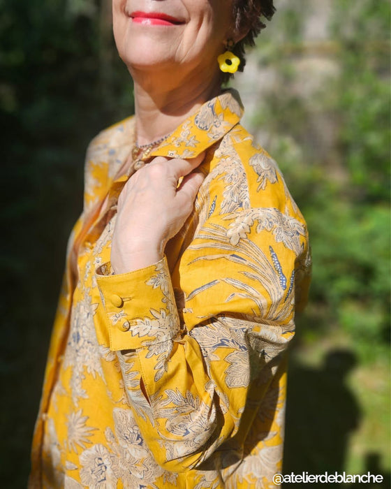 Tissu coton fin imprimé INDIENNES, jaune safran aux fleurs bleues et écrues, esprit Toile de Jouy - TissusPapi.com
