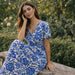 Tissu voile de coton imprimé INDIENNES écru aux fleurs bleues et marine - TissusPapi.com