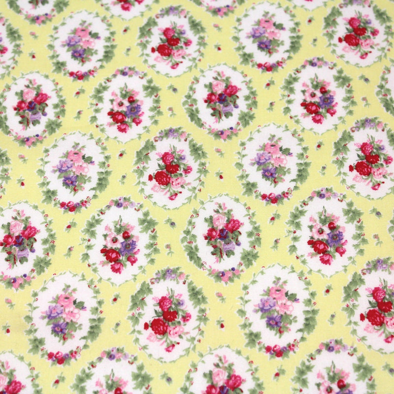 Tissu popeline jaune aux macarons fleuris britanniques - TissusPapi.com