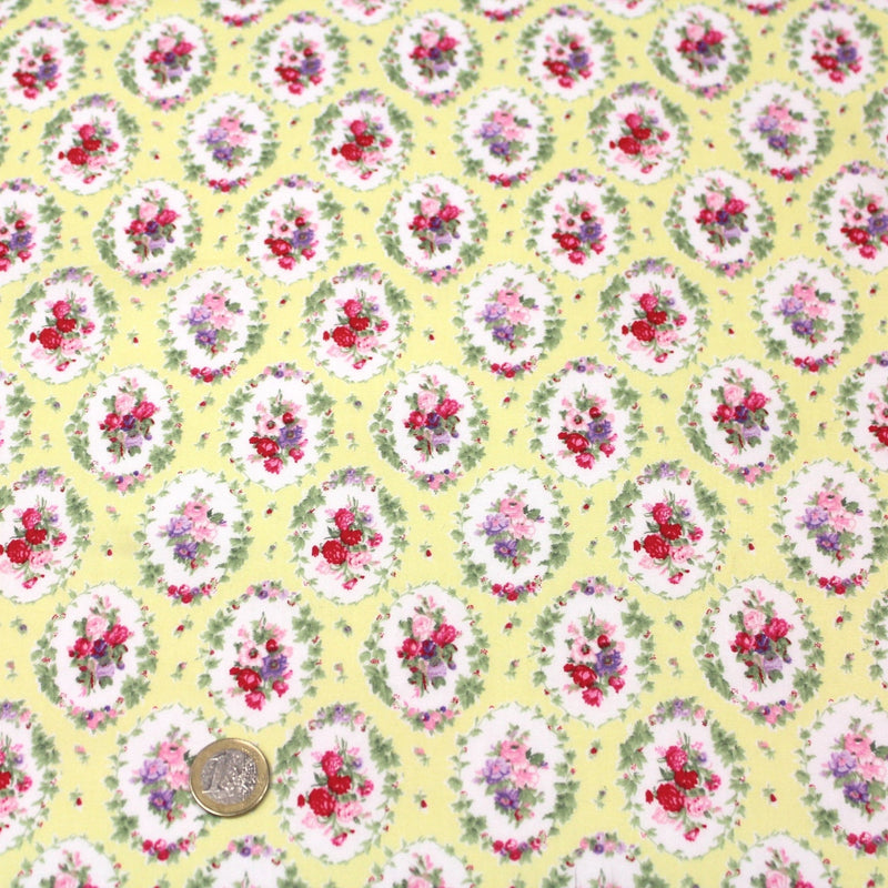 Tissu popeline jaune aux macarons fleuris britanniques - TissusPapi.com