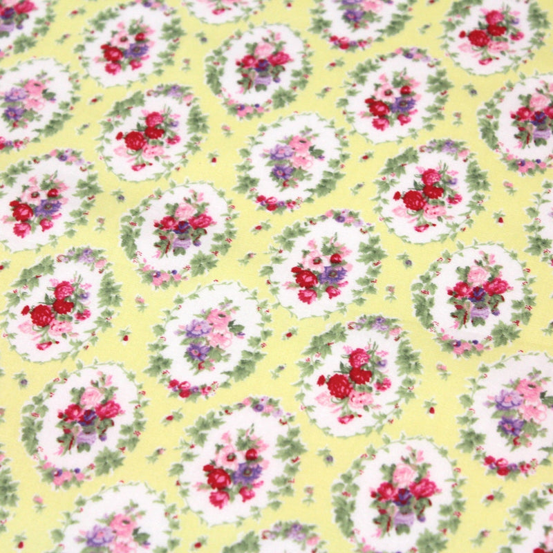 Tissu popeline jaune aux macarons fleuris britanniques - TissusPapi.com