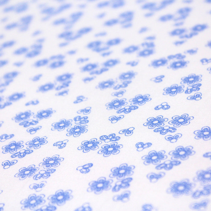 Tissu popeline de coton BLANDINE aux fleurs bleu nattier, fond blanc - Oeko-Tex