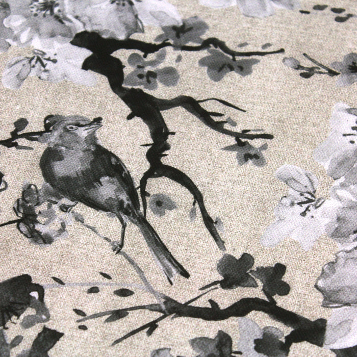 Tissu de coton motif jardin japonais GUNMA aux oiseaux et fleurs de cerisier noir et blanc sur fond lin - Grande largeur 280 cm