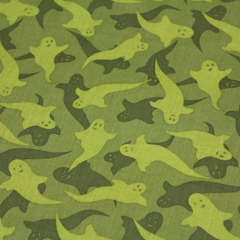 Tissu popeline de coton aux fantômes verts, fond vert - COLLECTION HALLOWEEN - TissusPapi.com