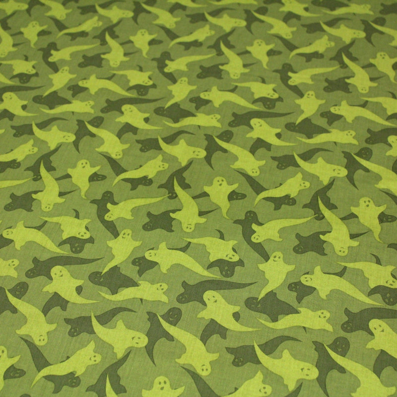 Tissu popeline de coton aux fantômes verts, fond vert - COLLECTION HALLOWEEN - TissusPapi.com