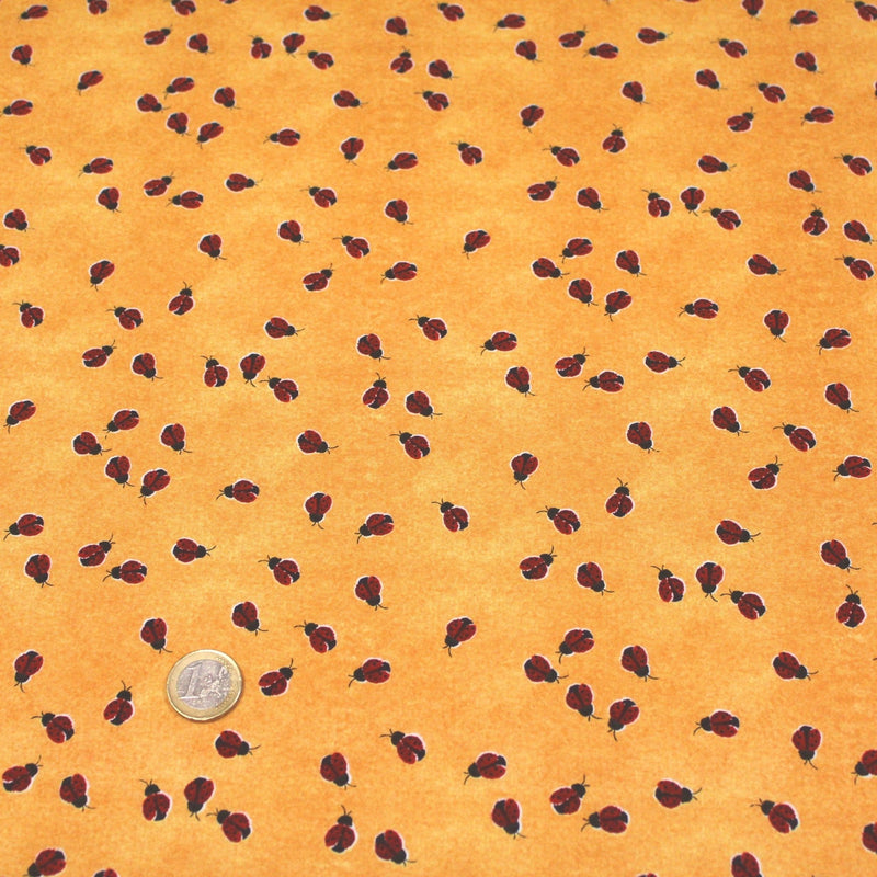 Tissu popeline de coton aux petites coccinelles rouges, fond jaune safran - TissusPapi.com