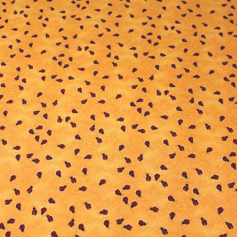 Tissu popeline de coton aux petites coccinelles rouges, fond jaune safran - TissusPapi.com