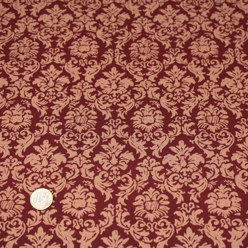 Tissu popeline de coton aux arabesques caramel, fond rouge bordeaux - COLLECTION LOUIS - TissusPapi.com