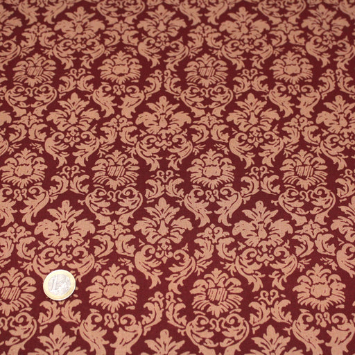Tissu popeline de coton LOUIS aux arabesques caramel, fond rouge bordeaux
