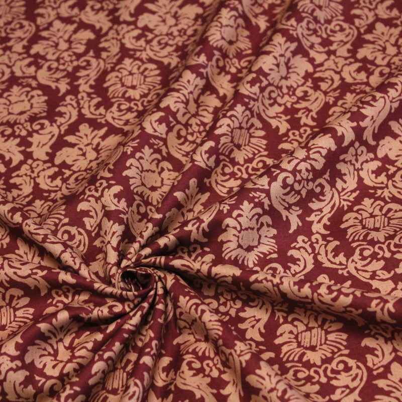 Tissu popeline de coton aux arabesques caramel, fond rouge bordeaux - COLLECTION LOUIS - TissusPapi.com