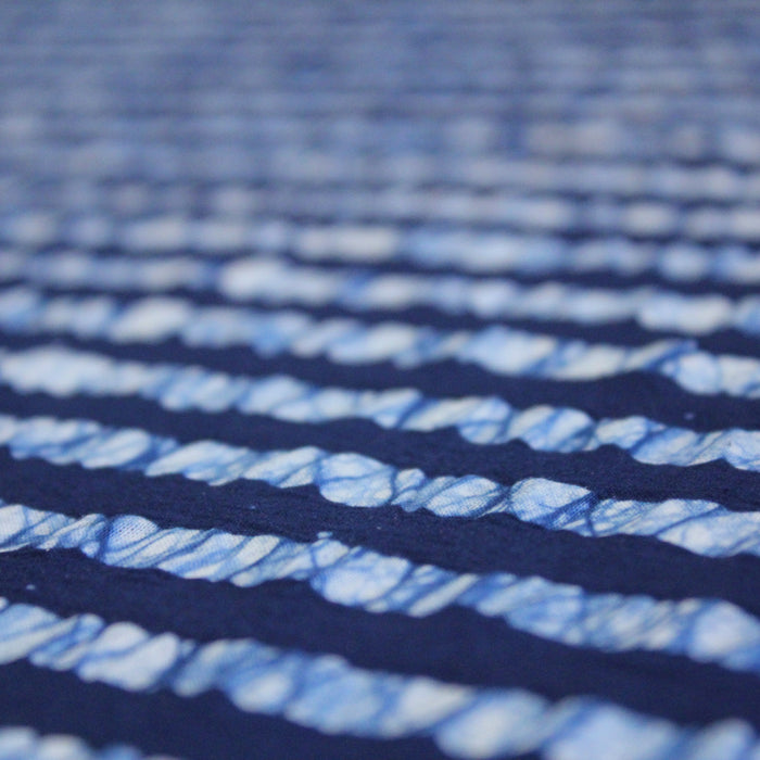 Tissu de coton batik gaufré à rayures bleu marine et blanches