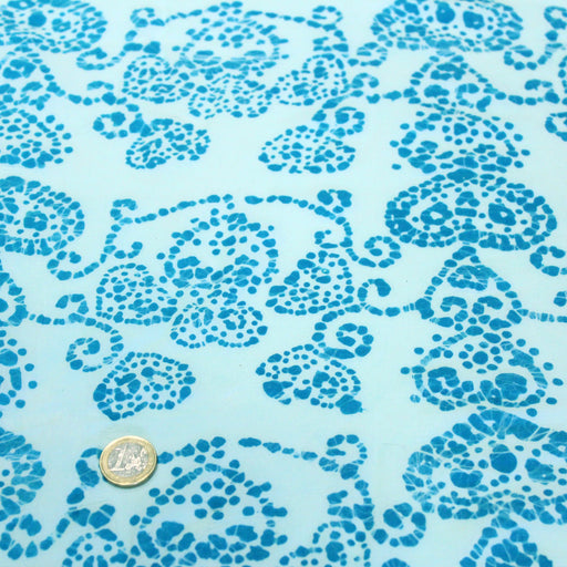 Tissu de coton batik gaufré aux fleurs et cœurs à pois bleu turquoise, fond bleu ciel