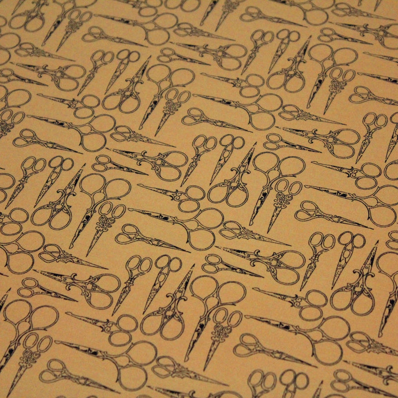 Tissu popeline de coton LA COUTURE, les ciseaux, fond ocre - TissusPapi.com