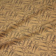 Tissu popeline de coton LA COUTURE, les ciseaux, fond ocre - TissusPapi.com