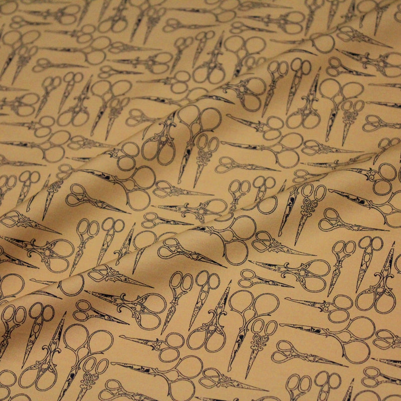Tissu popeline de coton LA COUTURE, les ciseaux, fond ocre - TissusPapi.com