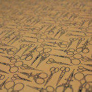 Tissu popeline de coton LA COUTURE, les ciseaux, fond ocre - TissusPapi.com