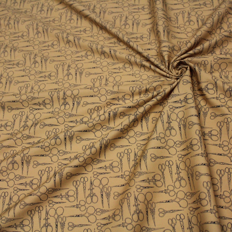 Tissu popeline de coton LA COUTURE, les ciseaux, fond ocre - TissusPapi.com