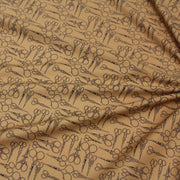Tissu popeline de coton LA COUTURE, les ciseaux, fond ocre - TissusPapi.com