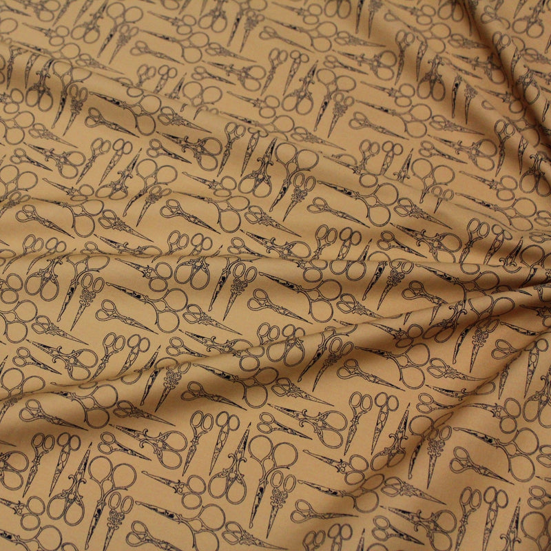 Tissu popeline de coton LA COUTURE, les ciseaux, fond ocre - TissusPapi.com