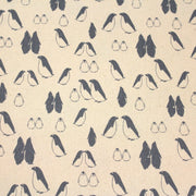 Tissu de coton de Noël scandinave aux pingouins gris - bleu, fond écru - TissusPapi.com