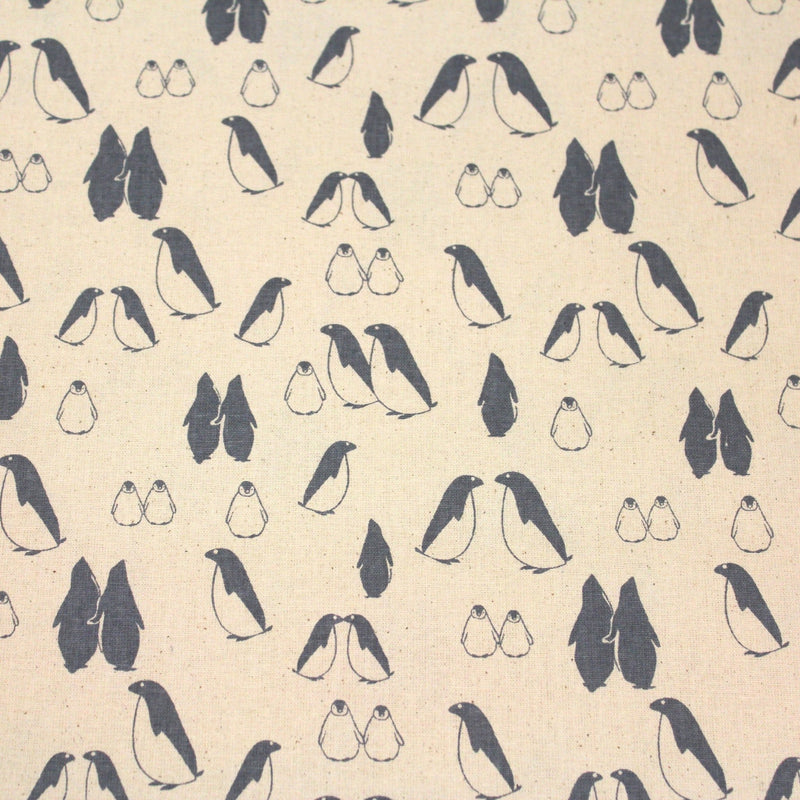 Tissu de coton de Noël scandinave aux pingouins gris - bleu, fond écru - TissusPapi.com