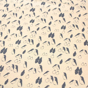 Tissu de coton de Noël scandinave aux pingouins gris - bleu, fond écru - TissusPapi.com