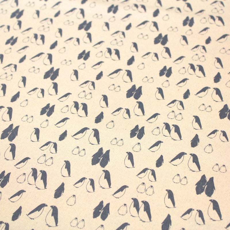 Tissu de coton de Noël scandinave aux pingouins gris - bleu, fond écru - TissusPapi.com